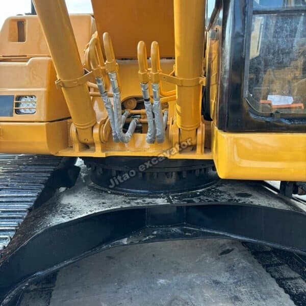 View of the central swing manifold and hydraulic connections of a 320BL.