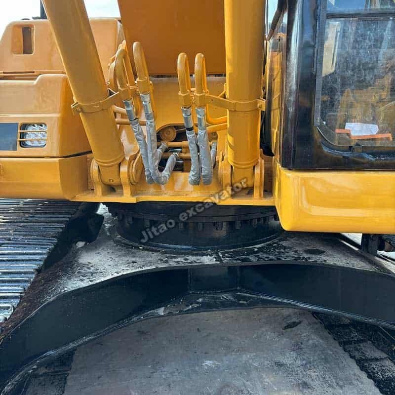 View of the central swing manifold and hydraulic connections of a 320BL.