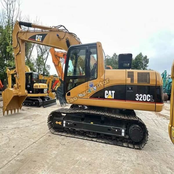 Cat 320CL Overview Side profile of yellow Cat 320CL, a heavy-duty hole digger used machine.