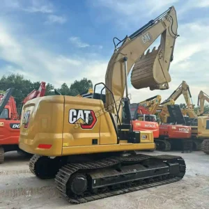 Cat 323 Side View Side angle profile showing the tracks and boom of the Cat 323.
