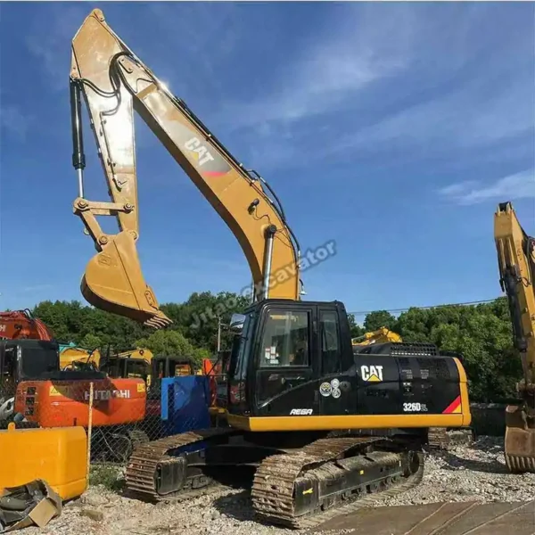Cat 326D2L Overview Side view of a Cat 326D2L, a premium excavator used for heavy projects.