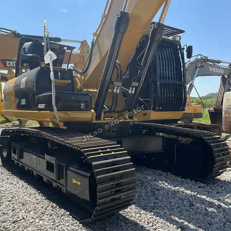 Detail of the tracks and undercarriage for this Cat 336D2L.