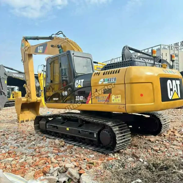 Side angle view of the Cat 324D2 boom, arm, and cylinders.