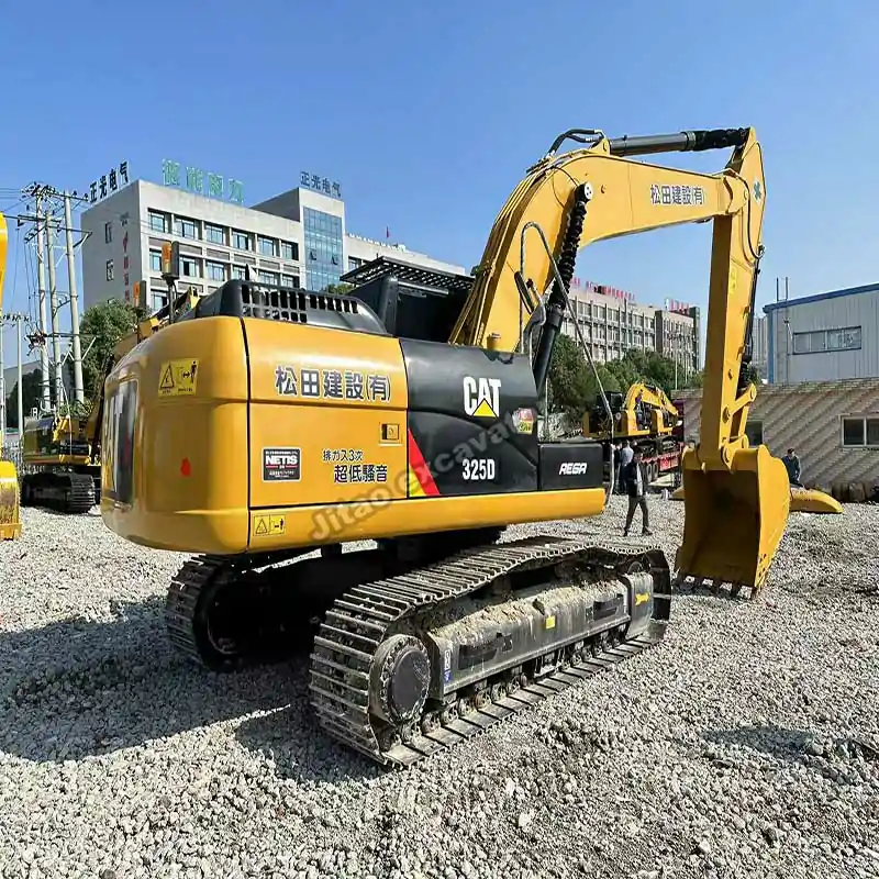 Side view showing the durable undercarriage and tracks of the Cat 325D.