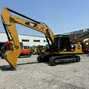Powerful Boom System Side profile showing the strong boom and arm of the Cat 326D2L.