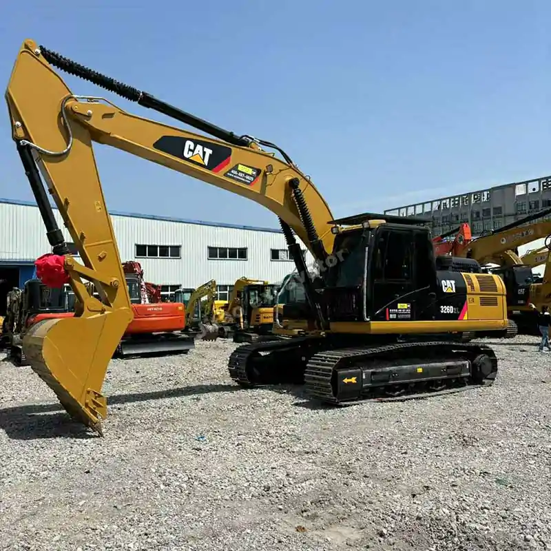 Side profile showing the strong boom and arm of the Cat 326D2L.