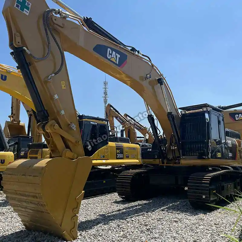 Close view of the bucket and boom of a Cat 336D2L crawler machine.