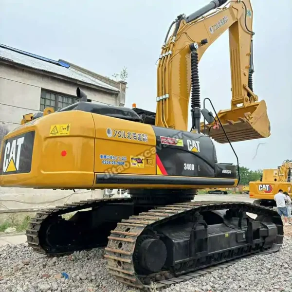 View of the durable tracks and chassis of the Cat 340DL crawler machine.