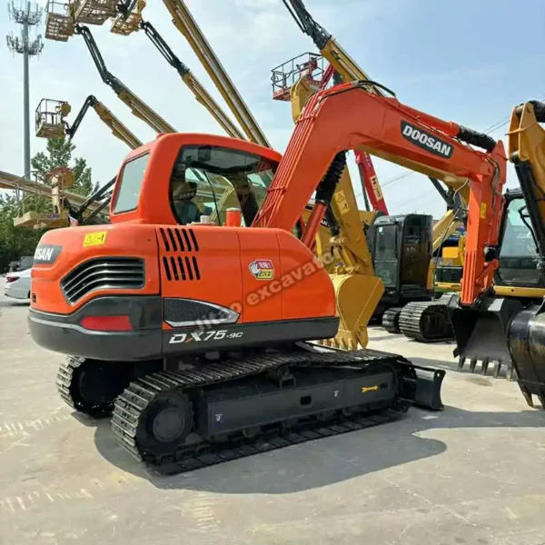 Angle view of the 7.5-ton Doosan DX75 in the Jitao machinery yard.