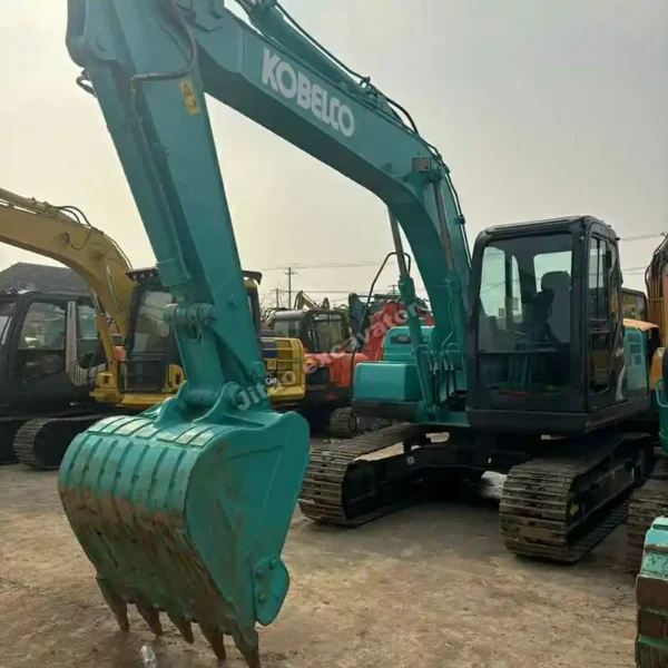 Durable Excavation Setup Angle view of the Kobelco SK130 bucket and reinforced crawler system.