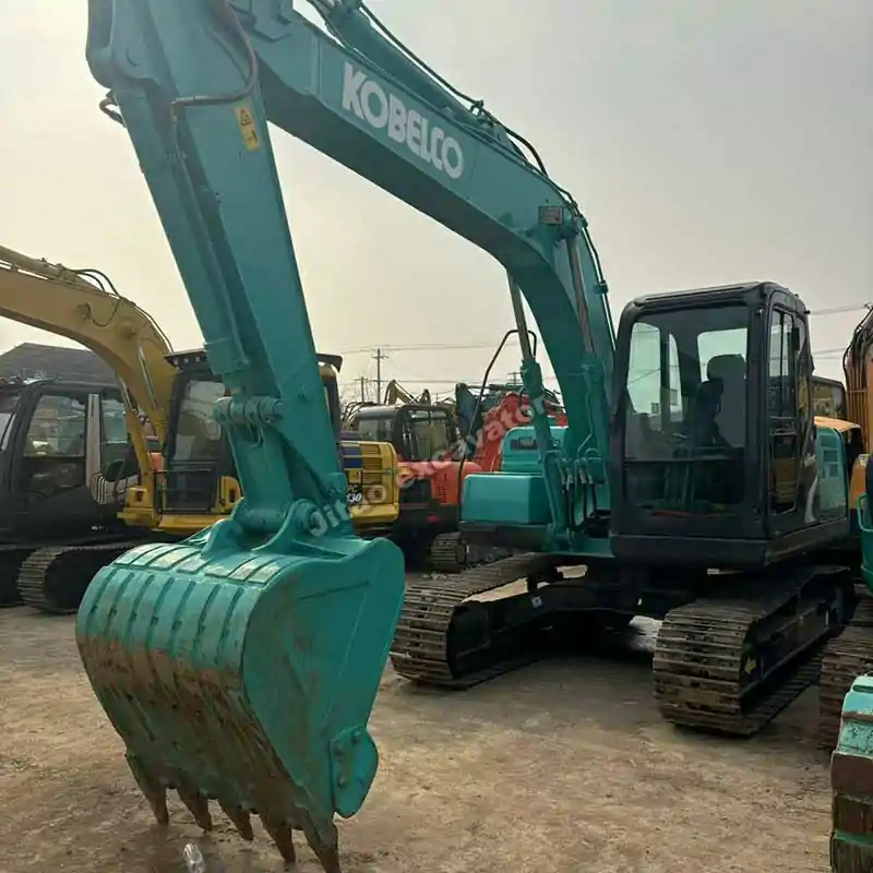 Angle view of the Kobelco SK130 bucket and reinforced crawler system.