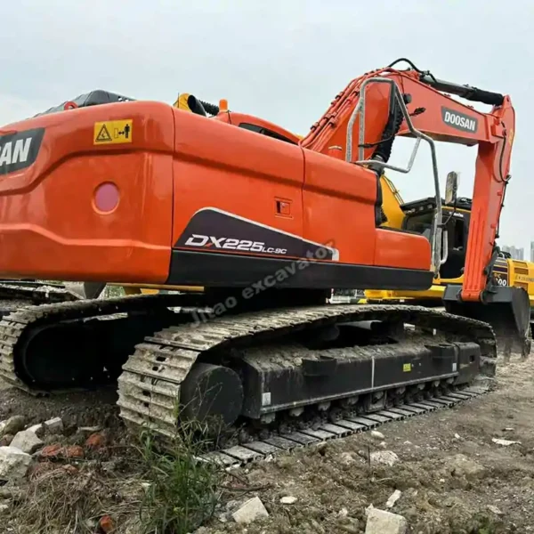 certified-used-excavator-supplier-doosan-dx225lc-side Side profile of the Doosan DX225LC-9C showing the full crawler system.