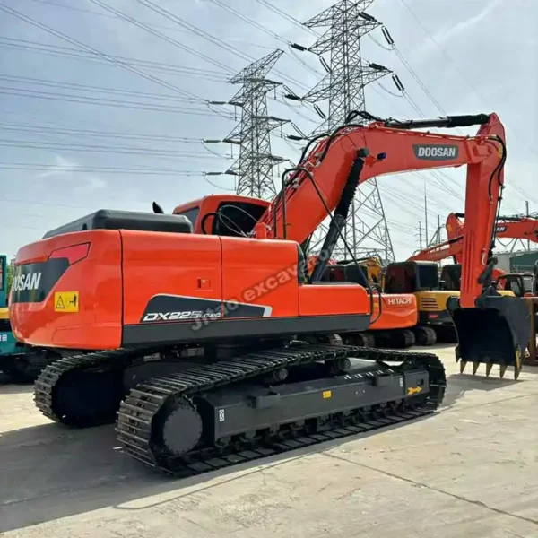 Side view of a Doosan DX225, a premier excavator used for heavy-duty earthmoving.