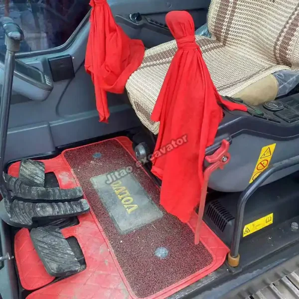 Clean operator cabin. Buying machines with top used excavator tracks for sale.