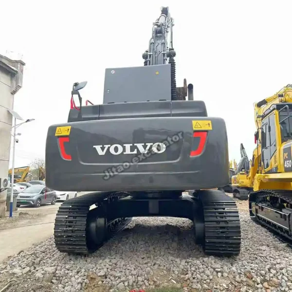 Rear chassis and counterweight. Structural excellence in used volvo excavators.