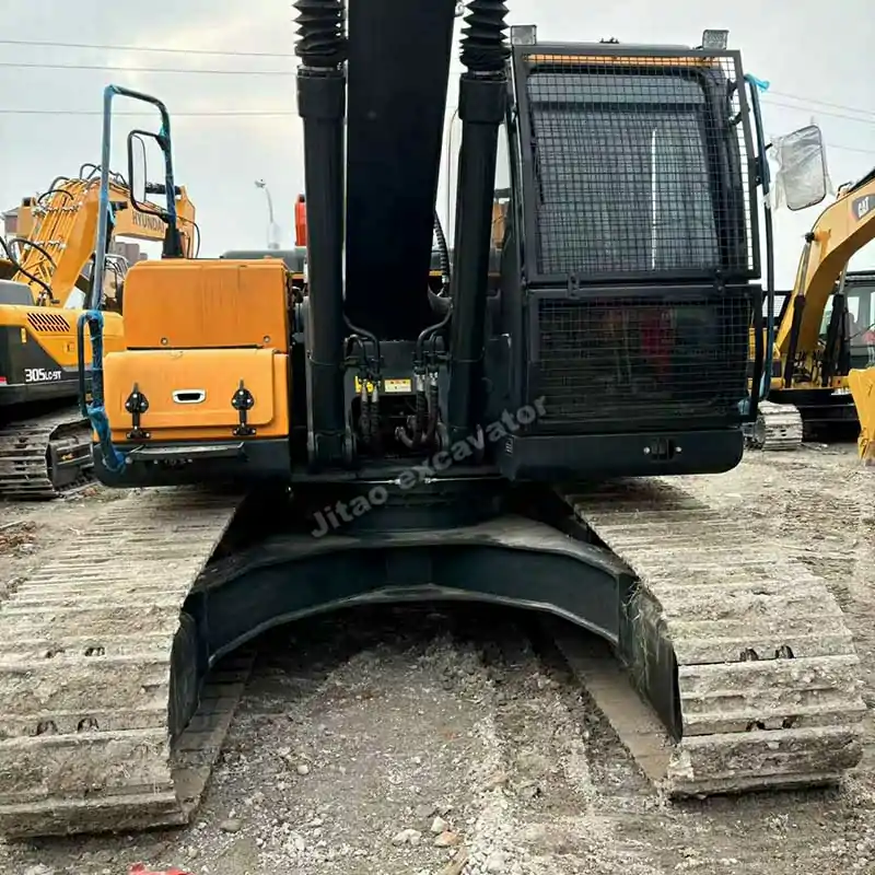 Front view of the chassis. Durable hyundai excavator undercarriage.