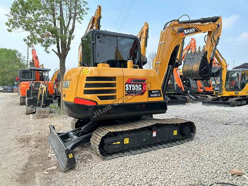 Side profile of a 5.5-ton crawler machine showing dozer blade and rubber tracks.