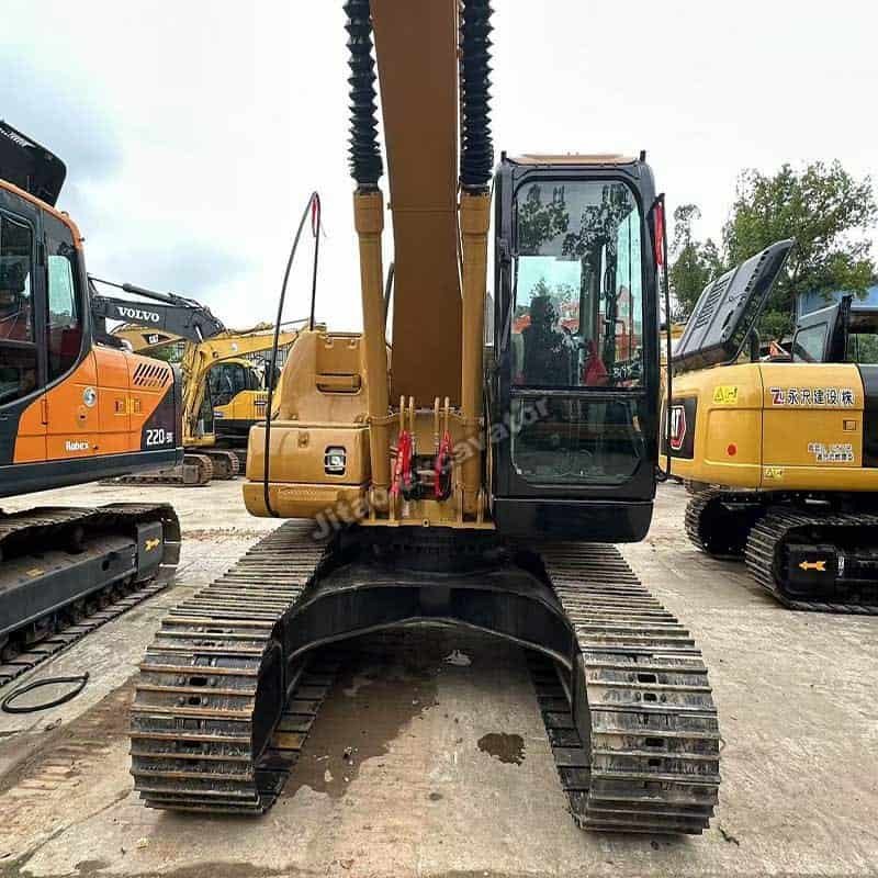 Front view showing the heavy-duty tracks and chassis of the Cat 320CL.