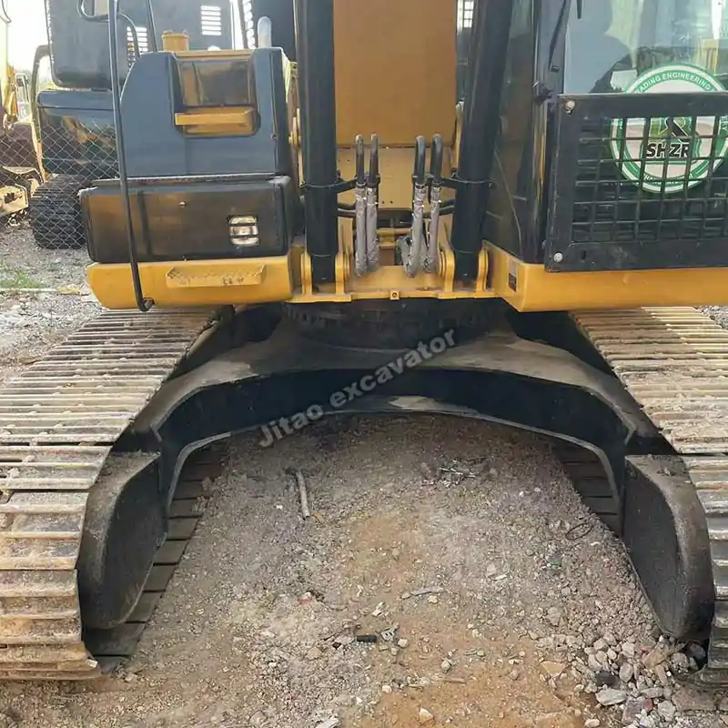 View of the heavy-duty tracks and undercarriage of the Cat 323D2.