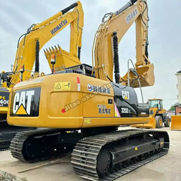 Enhanced Stability Base View of the reinforced tracks and long undercarriage on the Cat 323D2L.