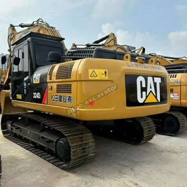 Close-up of the tracks and strong chassis of the Cat 324D2.