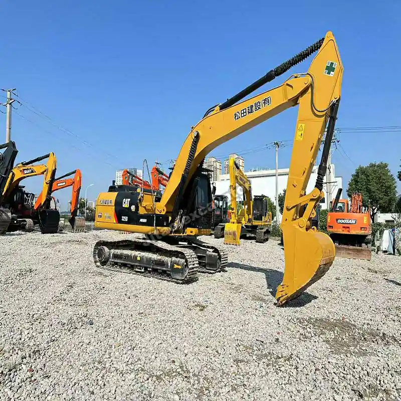 View of the robust boom and arm assembly of the Cat 325D.
