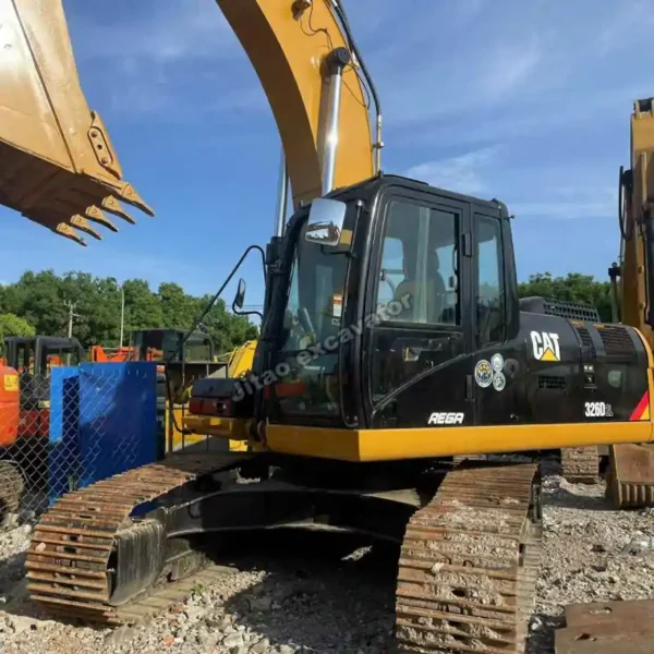 Durable Undercarriage View of the operator cabin and durable tracks of the Cat 326D2L.