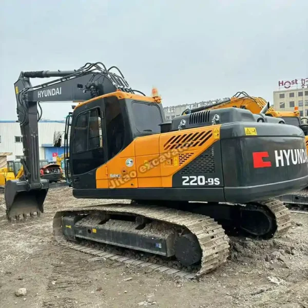 Hyundai R220-9S View Clean crawler and cabin. Professional hyundai excavator dealer.