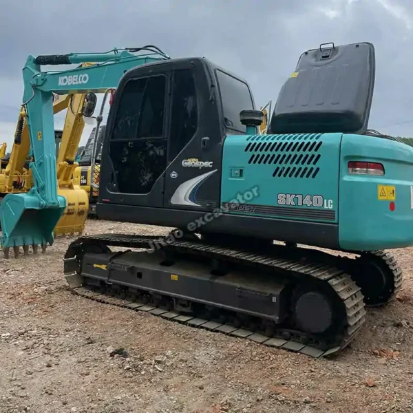 Side view of the Kobelco SK140 showcasing its reinforced boom and clean body.