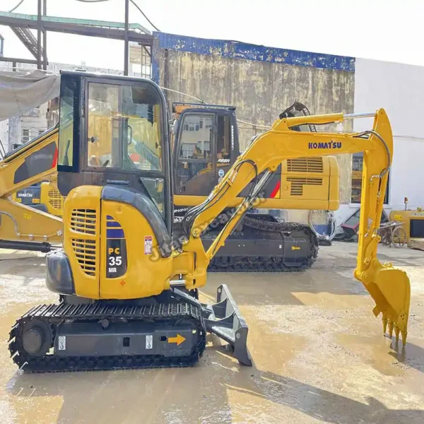 Komatsu PC35MR Side View Side profile of the PC35MR, a perfect mini excavator used for sale.