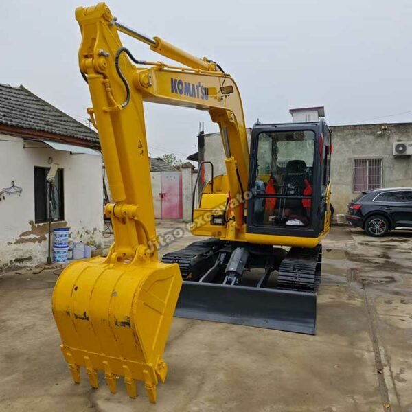 PC60 Hydraulic Boom Side view showing the hydraulic boom and bucket assembly of a Komatsu PC60.
