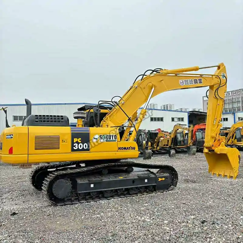 Side profile of Komatsu PC300, a top-tier choice for heavy-duty excavators used in mining.