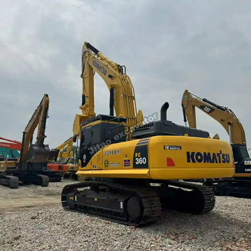 Posterior side of the PC300/360 series, a reliable excavator for sale used at our facility.