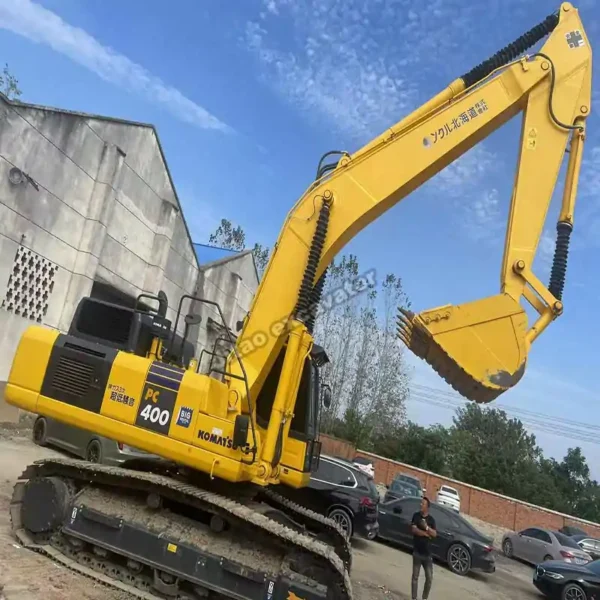 PC400 Body Inspection Perspective view of the PC400 body, verified by a used excavator dealer.