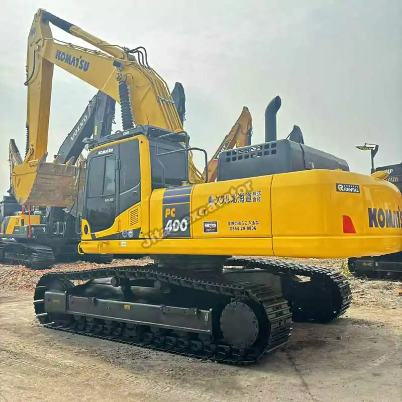 Rear profile of the Komatsu PC400, managed by a global used excavator dealer.