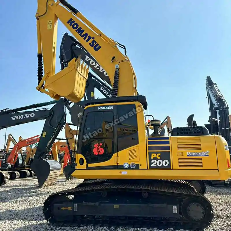 Full profile of PC200 crawler, showing elite value for a mini excavator used buyer.