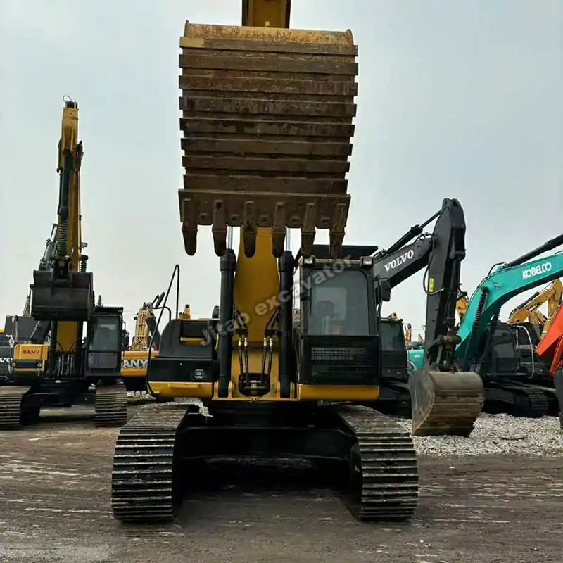 Front view of a used Cat 336D showing the stable structure for heavy excavation.