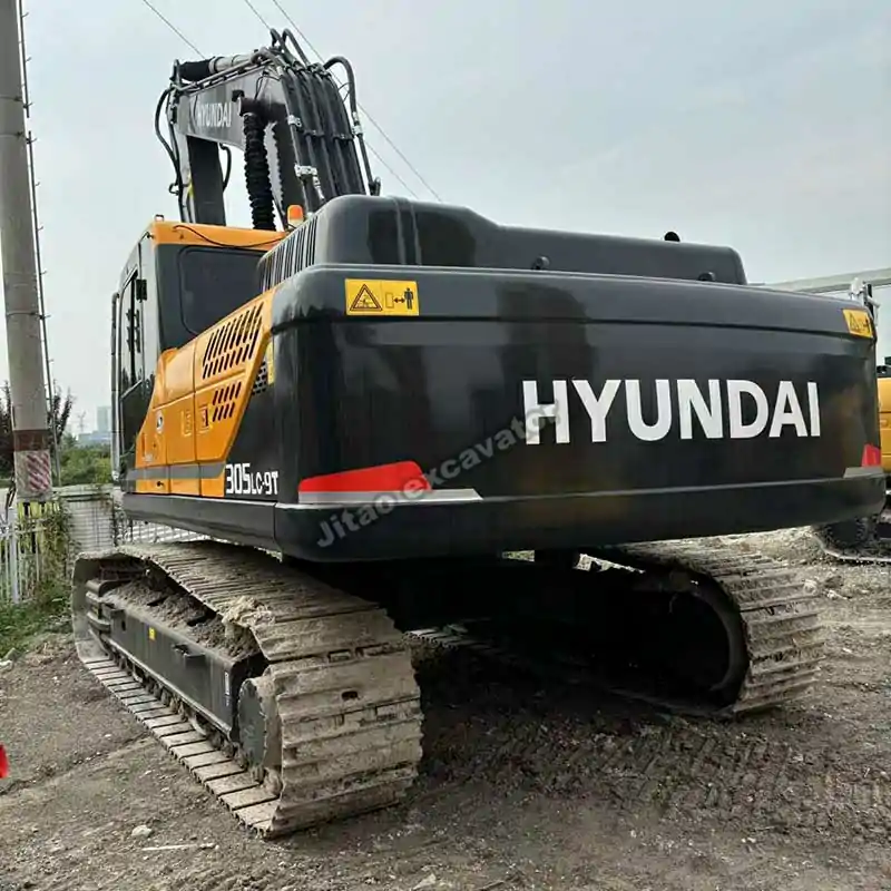 Three-quarter view of the chassis on a hyundai excavator for sale.