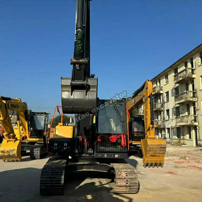 Front perspective of EC140, a high-value alternative to hunting for excavator used parts.