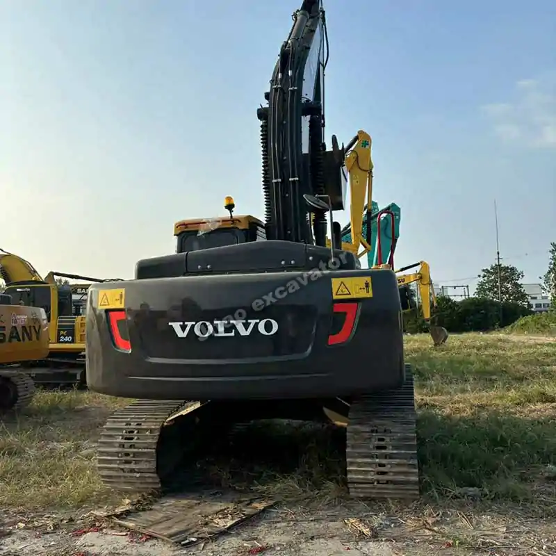 Rear perspective of the 24T Volvo. This unit includes a certified used excavator bucket for sale.
